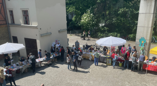 Blick aus dem Fenster der Bibliothek am Luisenbad auf den Hof