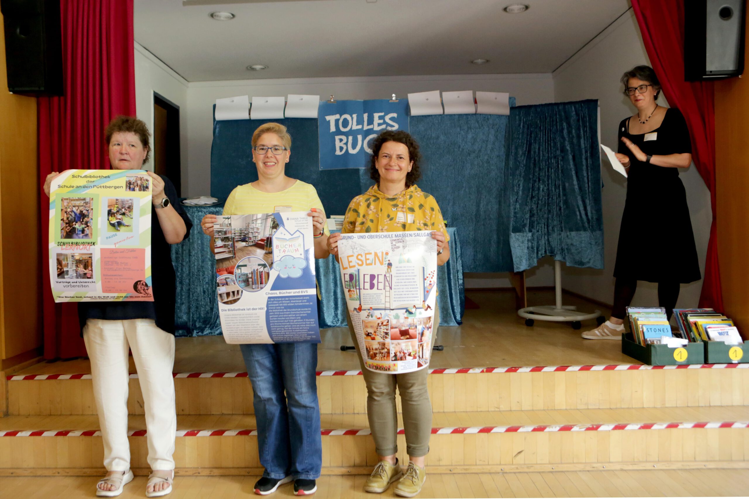 Gewinnerinnen des Posterwettbewerbs. Rechts im Bild Ulrike Wels, Vorsitzende der AGSBB