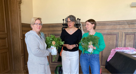 Diana Thiele (l.) und Tanja Kasischke (r.) bekommen von Dr. Ulrike Wels (m.) Petersilie und Dill als Dank bzw. Willkommen überreicht.